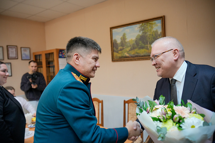 Александр Соколов встретился с участником СВО в Кирово-Чепецке
