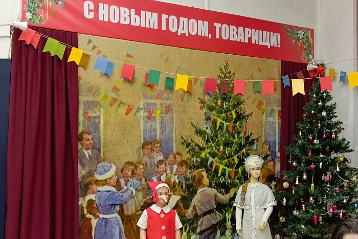 Послы гостеприимства Кировской области посетили выставку новогодних украшений советского времени 
