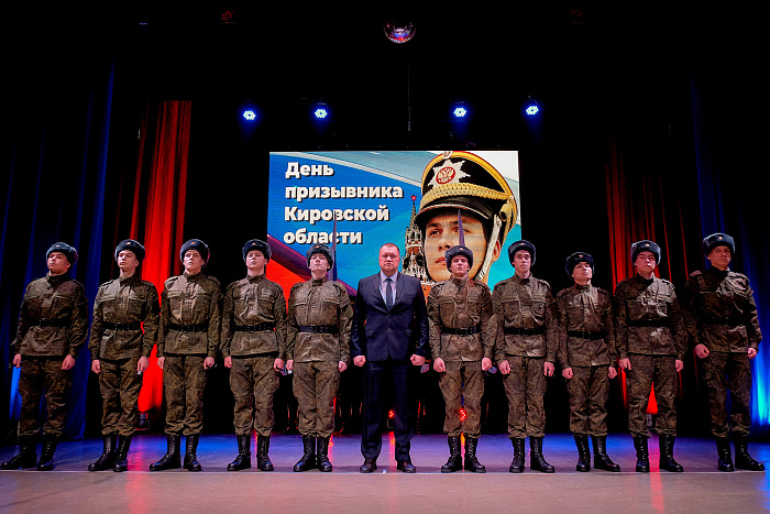 В Кирове торжественно проводили призывников в Президентский полк