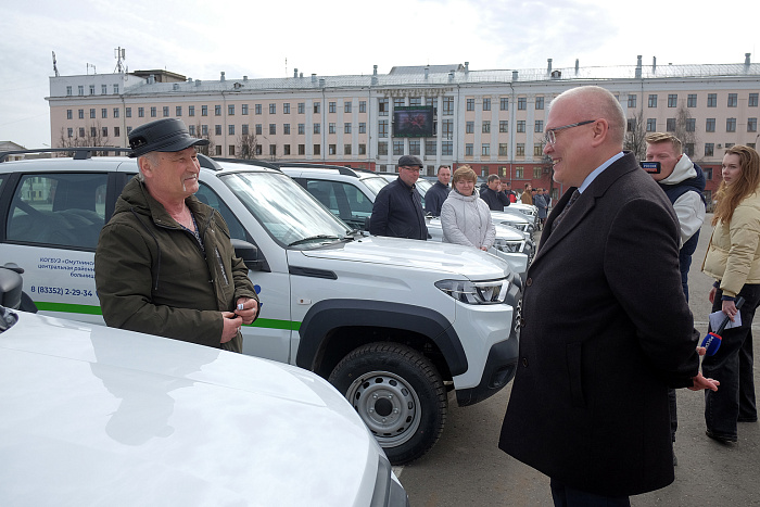 В районные больницы Кировской области отправились 28 новых полноприводных машин
