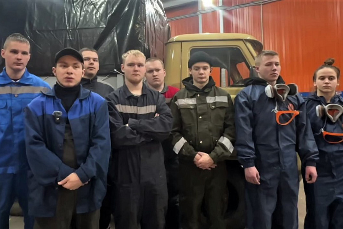 Студенты и педагоги Вятского аграрно-промышленного техникума восстановили автомобиль для бойцов СВО 