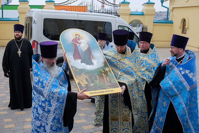 Александр Соколов вместе с другими верующими встретил икону «Августовская победа»