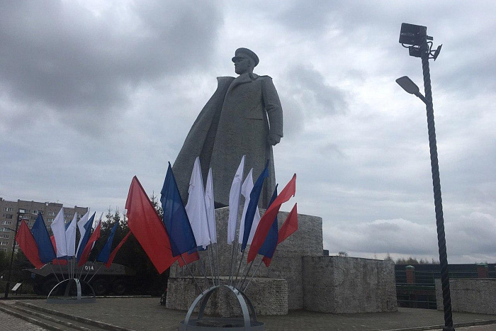 В Кирове установили новую подсветку у памятника Коневу