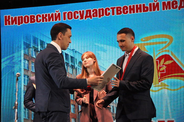 50 красных дипломов получили выпускники Кировского медуниверситета