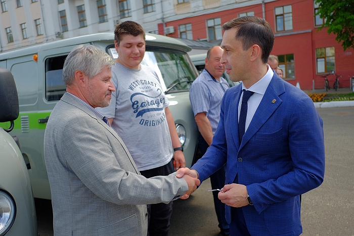 В районы Кировской области отправились еще 40 медицинских автомобилей 