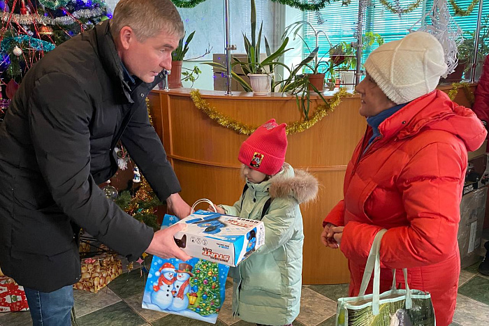 Новогодние подарки получили дети из Веселовского муниципального округа