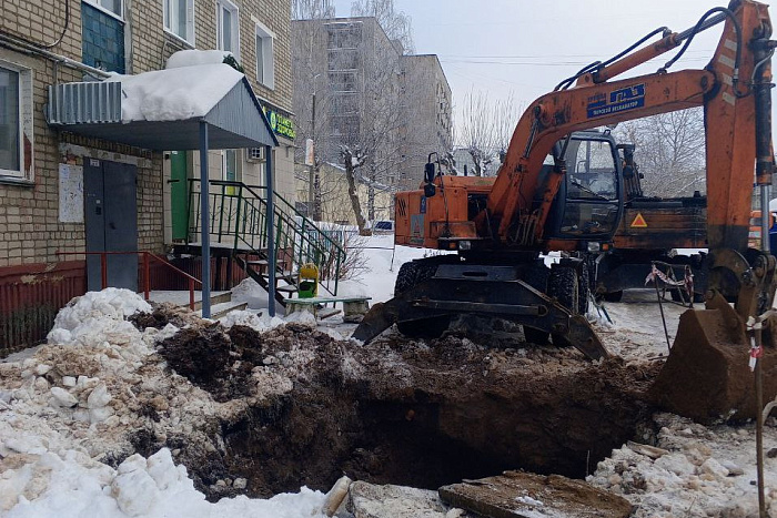 В Кирово-Чепецке аварийные службы устраняют дефект на водопроводе