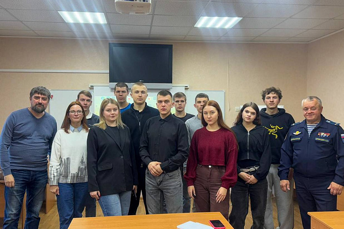 В Кировской области продолжается работа передвижной выставки для молодёжи