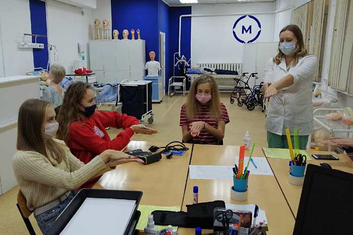 Преподаватели медколледжа рассказали школьникам об основах оказания первой медицинской помощи