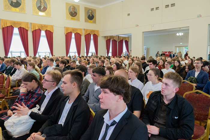 Члены правительства Кировской области поздравили школьников и студентов с Днем знаний