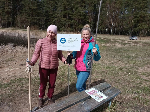В рамках акции «Вода России» в Мирном прибрали берег озера