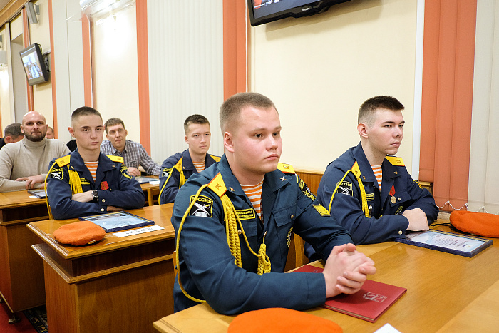Александр Соколов наградил кировских матросов-спасателей 