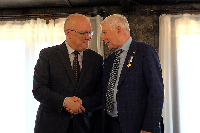 Александр Соколов наградил представителей строительной отрасли Кировской области