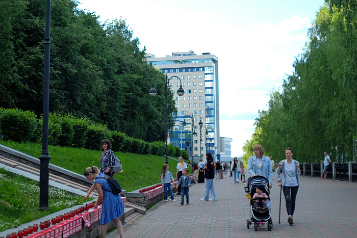 В Кирове на набережной зажгли 1 418 свечей