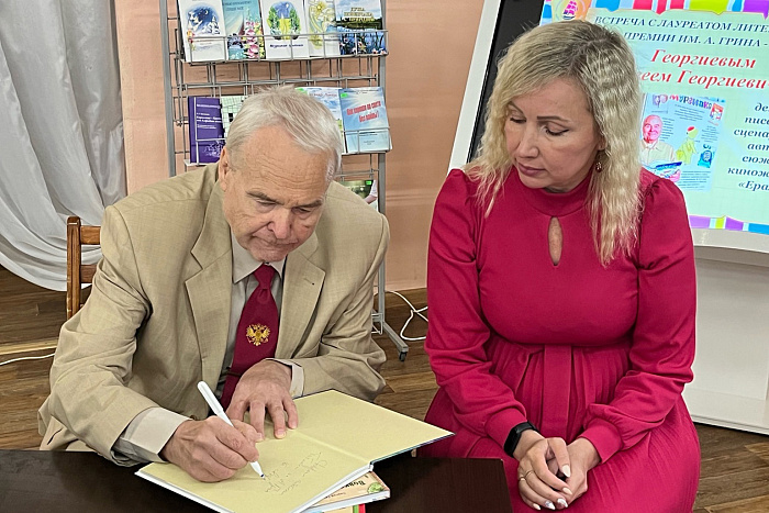 Лауреат премии Грина Сергей Дьячков посетил родной город писателя-романтика