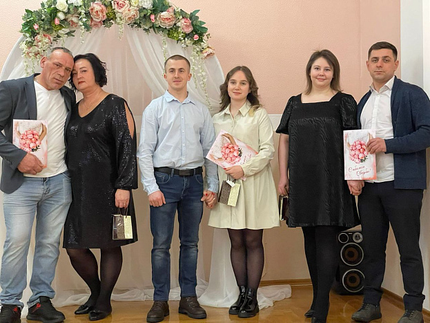 Во Дворце бракосочетания чествовали молодых супругов