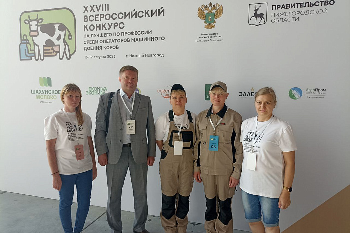 Два оператора машинного доения из Кировской области борются за звание лучшего в России