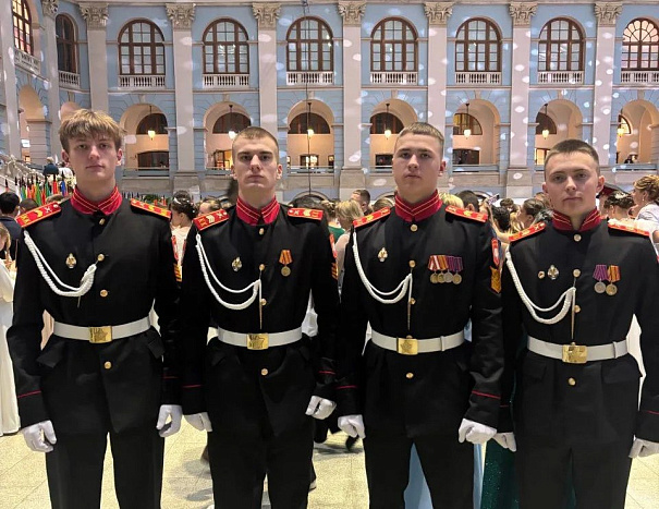Кировские кадеты танцевали на Международном благотворительном балу