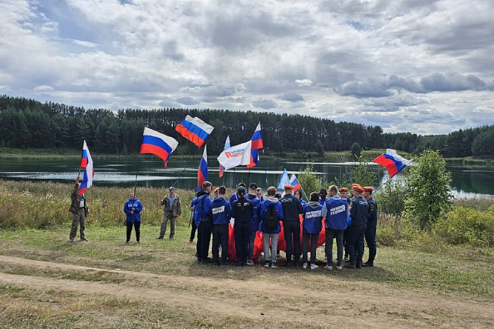 На Лежнинском озере развернули Государственный флаг России 
