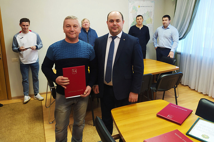 Девять кировских пожарных наградили за помощь Республике Коми