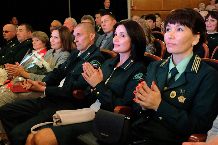 Александр Соколов наградил работников лесной отрасли