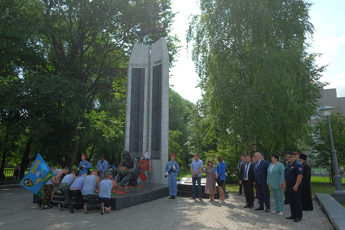 В Кирове отметили День воздушно-десантных войск
