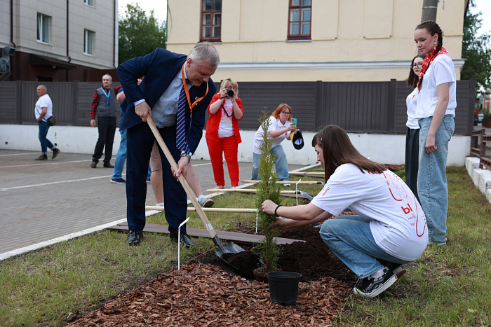 В Кирове заложили первую космическую аллею