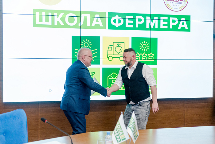 Александр Соколов вручил дипломы выпускникам «Школы фермера»