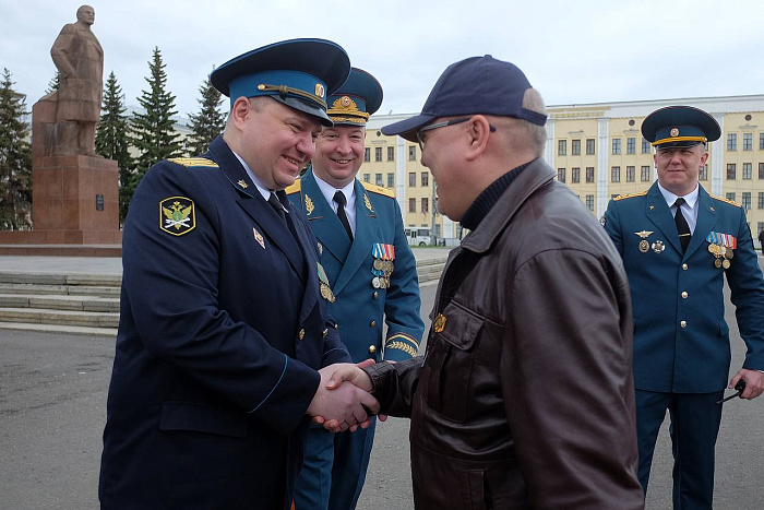 Александр Соколов вручил пожарным ключи от новой спецтехники