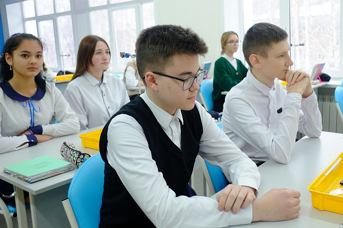 Александр Соколов: фасад Краснооктябрьской школы поможем отремонтировать, когда местные власти снесут заброшенное соседнее здание