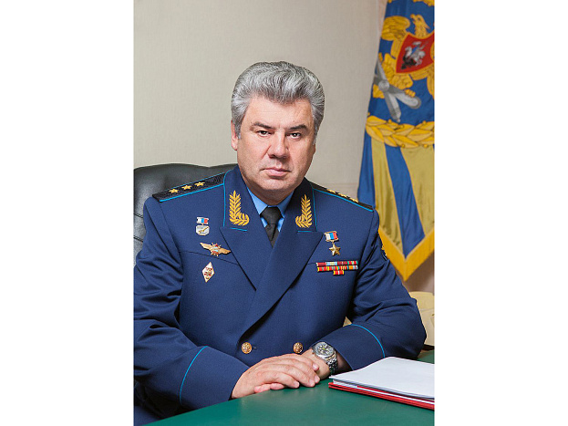 Губернатор Александр Соколов поздравил Виктора Бондарева с Днем рождения