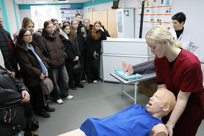 Более 450 абитуриентов посетили Единый день открытых дверей в Кировском медицинском колледже