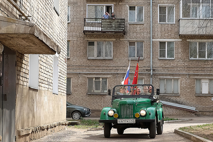 Для старшины Советской армии Виктора Симонова прошёл концерт под окном дома