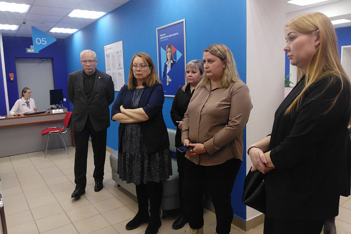Директора районных центров занятости посетили кировский кадровый центр