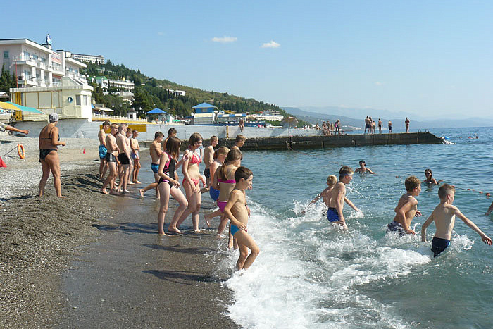 В крымском лагере открылась смена для кировских школьников