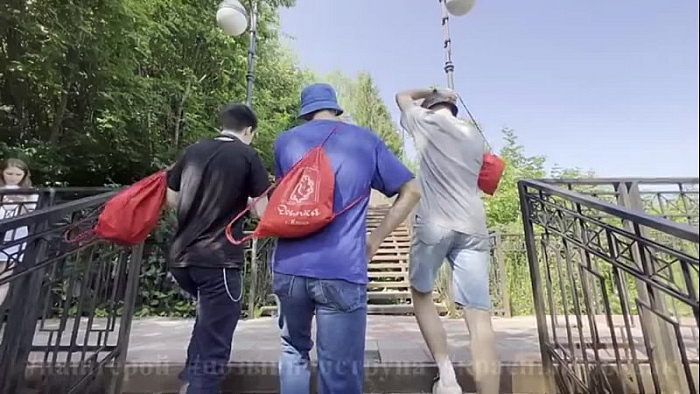 Герой России ввел в моду красные рюкзаки в Кировской области