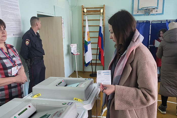Региональные министры побывали на избирательных участках до начала рабочего дня