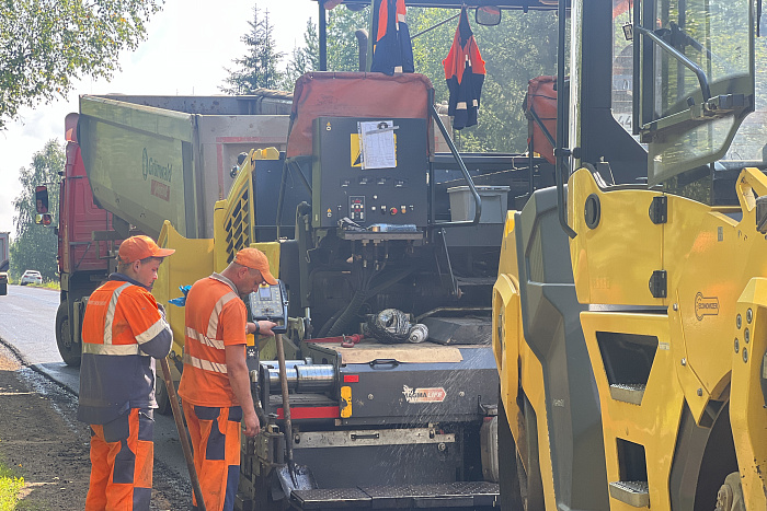 На дороге Плотники – Вожгалы – Богородское – Уни укладывают асфальт