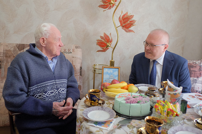 Александр Соколов навестил ветерана-моряка Евгения Жуйкова