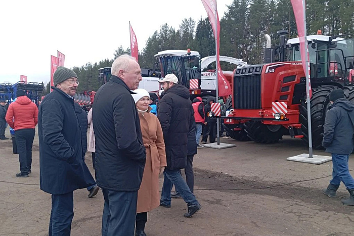 В Кирове показали самую современную сельхозтехнику