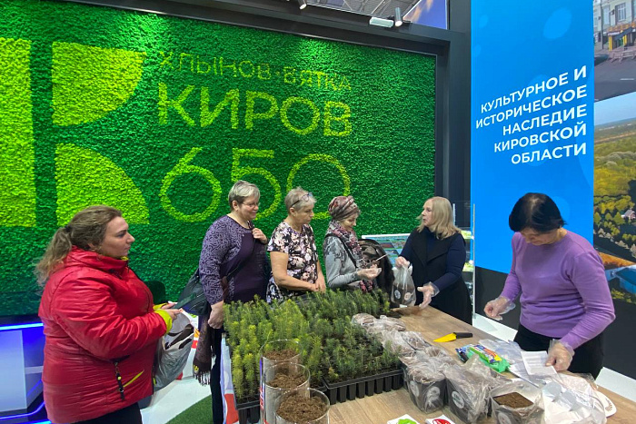 Кировчане научили гостей ВДНХ высаживать ель 