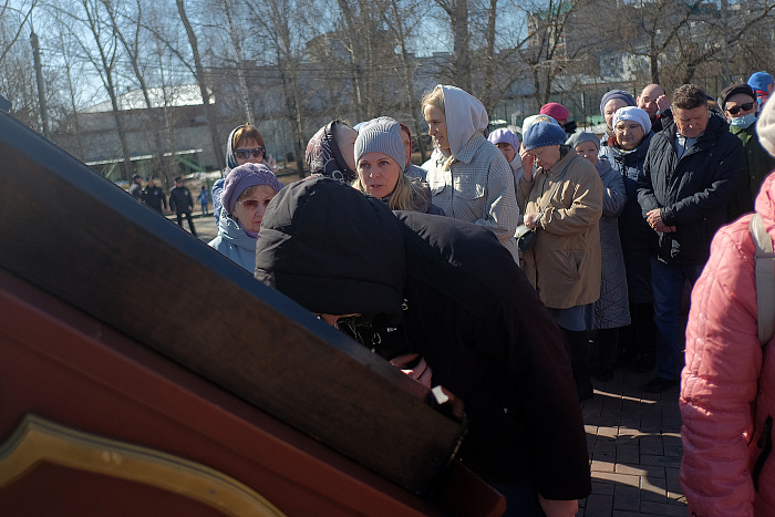 В Кирове освятили поклонный крест на месте строительства Феодоровской церкви