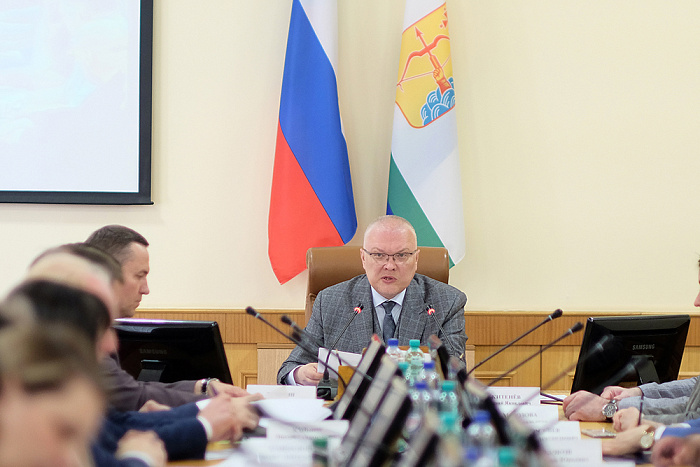 Александр Соколов поручил обсудить с педагогами и родителями вопрос о переводе учеников из школы № 16
