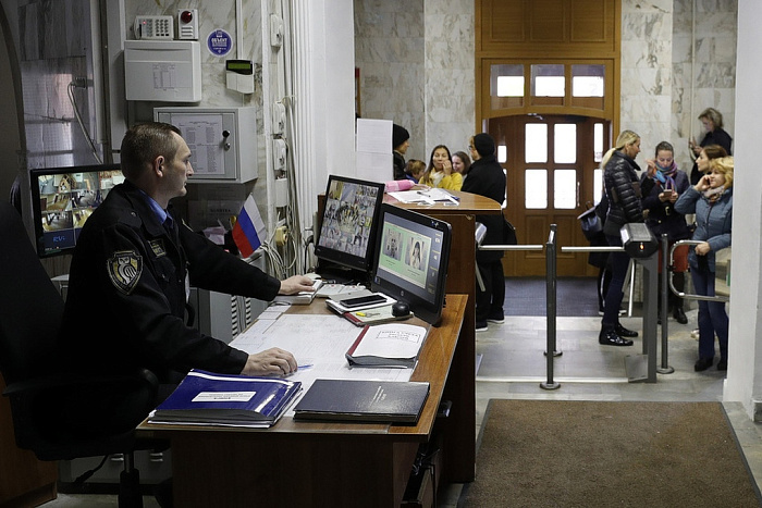 В школах Кировской области усилят меры безопасности: от контроля пропускного режима до проверки зданий