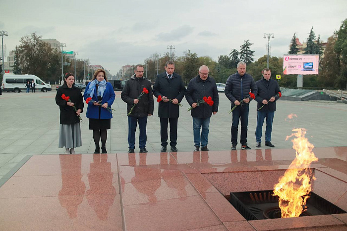 Делегация Кировской области возложила цветы к монументу Победы в Минске